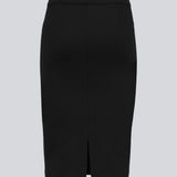 Enkel, stilren og tætsiddende nederdel. Tanny skirt i farven sort går til knæene og har en lille slids bagpå. Det strækbare materiale skaber en perfekt pasform. Modellen er 174 cm og har en størrelse S/36 på
