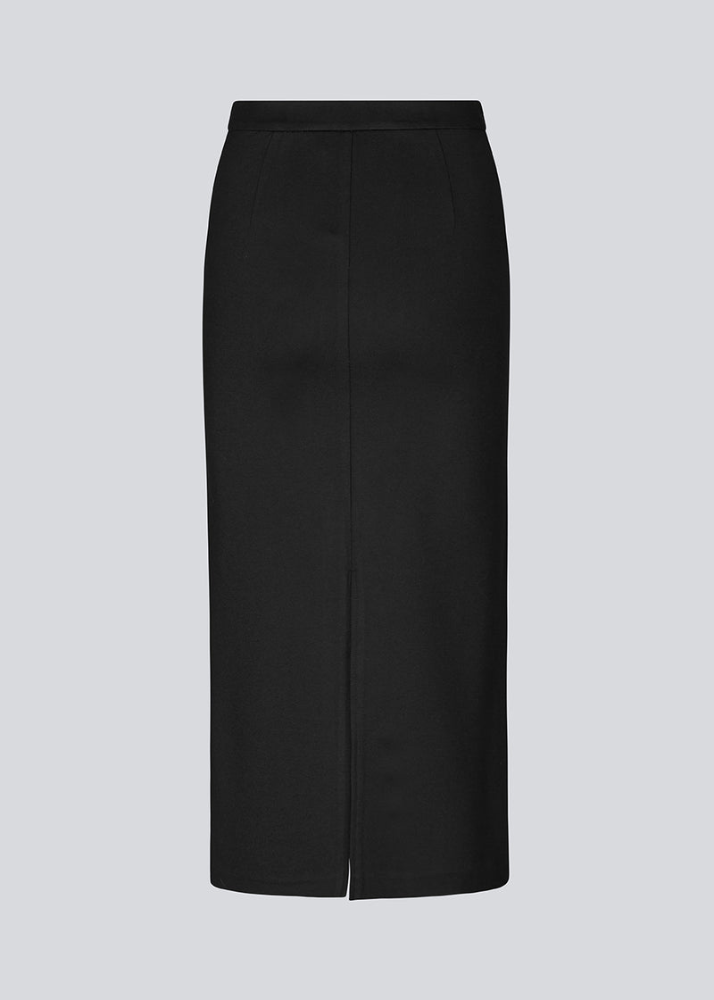 Lang pencil nederdel i jersey med tætsiddende pasform. TannyMD long skirt har høj talje med beklædt elastik og slids midtbag. 