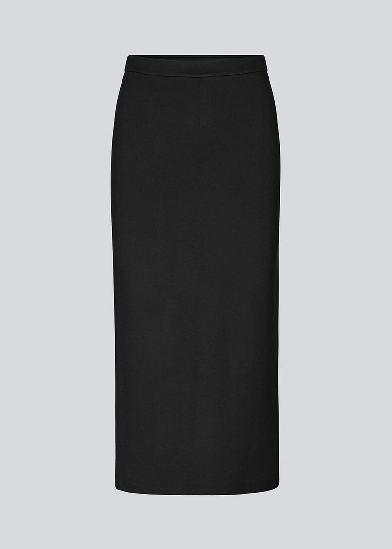 Lang pencil nederdel i jersey med tætsiddende pasform. TannyMD long skirt har høj talje med beklædt elastik og slids midtbag. 