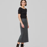Lang pencil nederdel i jersey med tætsiddende pasform. TannyMD long skirt har høj talje med beklædt elastik og slids midtbag. Modellen er 175 cm og har en størrelse S/36 på. Modellen er 174 cm og har en størrelse S/36 på