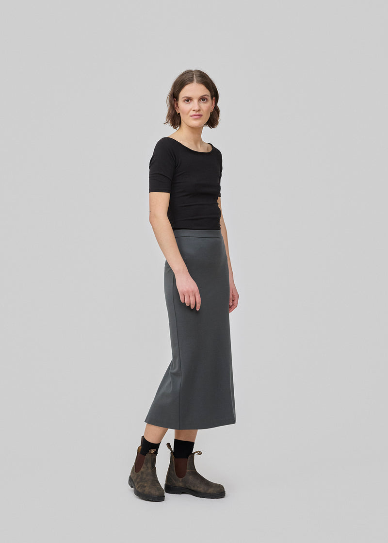 Lang pencil nederdel i jersey med tætsiddende pasform. TannyMD long skirt har høj talje med beklædt elastik og slids midtbag. Modellen er 175 cm og har en størrelse S/36 på. Modellen er 174 cm og har en størrelse S/36 på