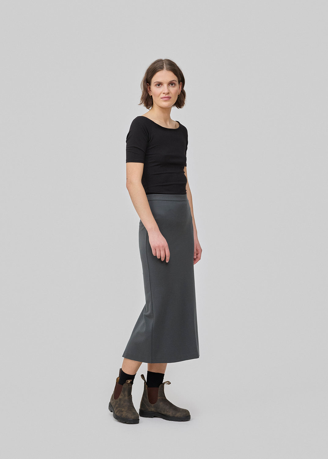 Lang pencil nederdel i jersey med tætsiddende pasform. TannyMD long skirt har høj talje med beklædt elastik og slids midtbag. Modellen er 175 cm og har en størrelse S/36 på. Modellen er 174 cm og har en størrelse S/36 på