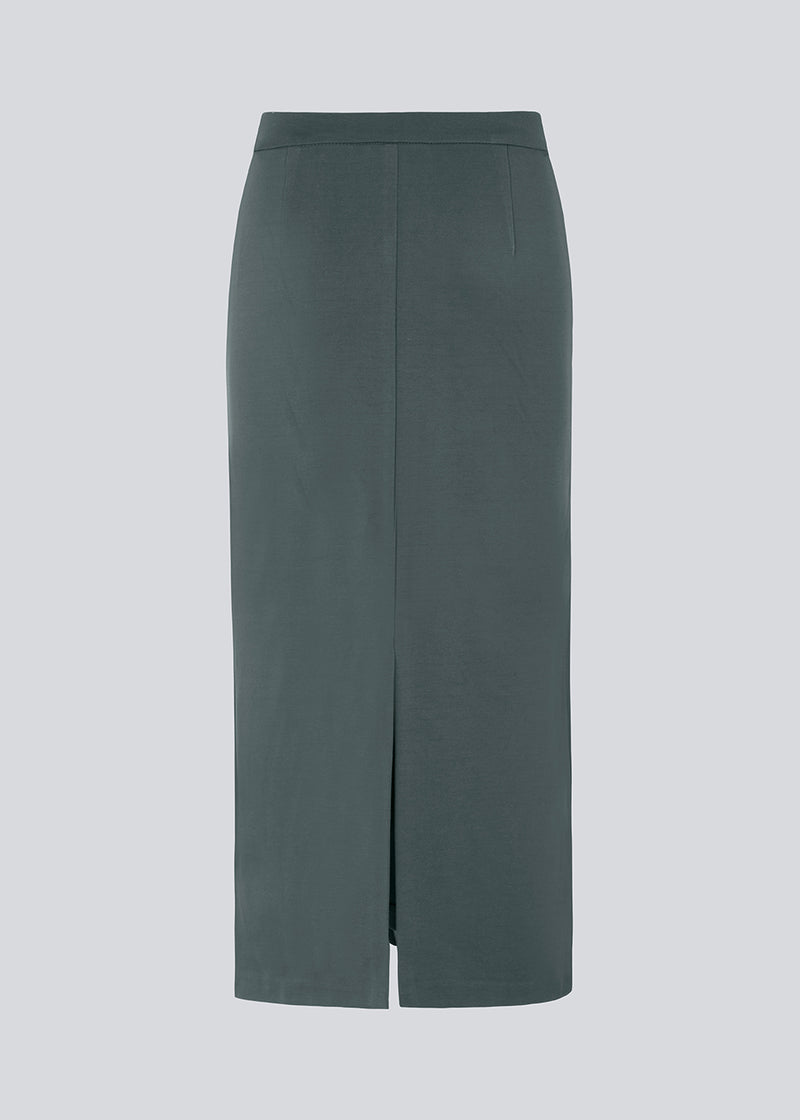 Lang pencil nederdel i jersey med tætsiddende pasform. TannyMD long skirt har høj talje med beklædt elastik og slids midtbag. Modellen er 175 cm og har en størrelse S/36 på. Modellen er 174 cm og har en størrelse S/36 på