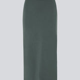 Lang pencil nederdel i jersey med tætsiddende pasform. TannyMD long skirt har høj talje med beklædt elastik og slids midtbag. Modellen er 175 cm og har en størrelse S/36 på. Modellen er 174 cm og har en størrelse S/36 på