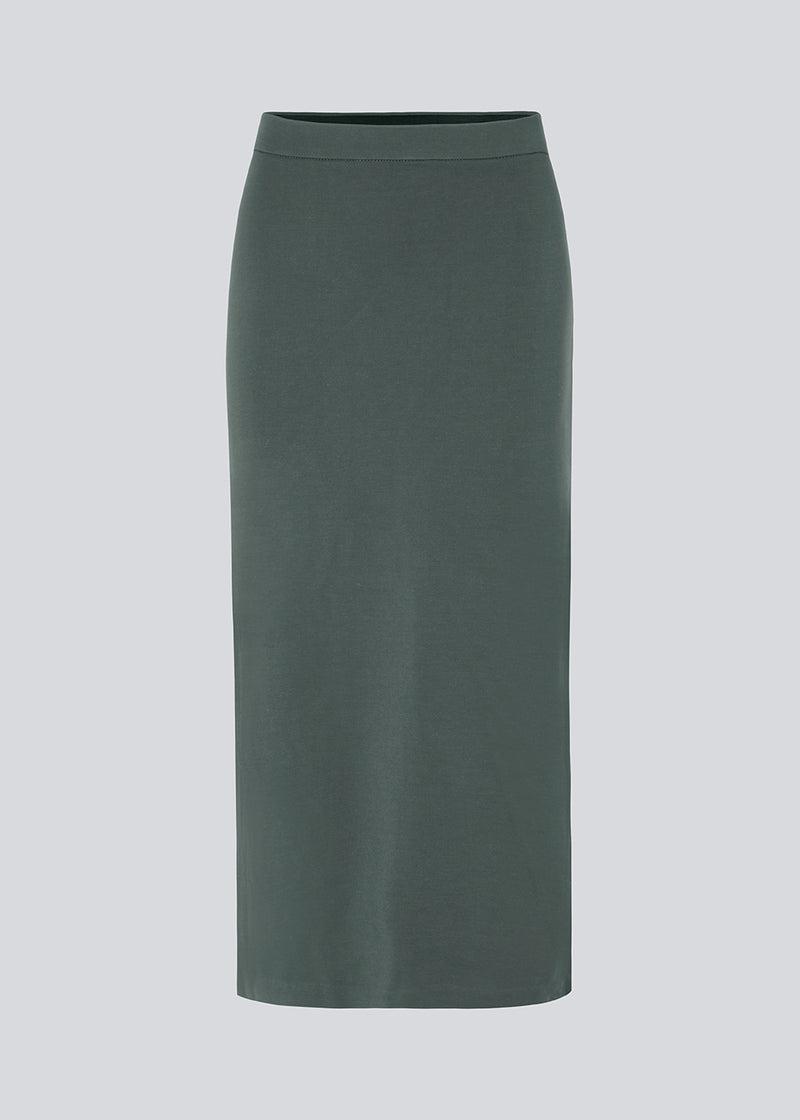 Lang pencil nederdel i jersey med tætsiddende pasform. TannyMD long skirt har høj talje med beklædt elastik og slids midtbag. Modellen er 175 cm og har en størrelse S/36 på. Modellen er 174 cm og har en størrelse S/36 på
