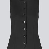 Ærmeløs sort top/vest med knappelukning i jersey. Tannymd &nbsp;top er figursyet og har en rund hals. materiale skaber en perfekt pasform. Modellen er 175 cm og har en str S/36 &nbsp;på.