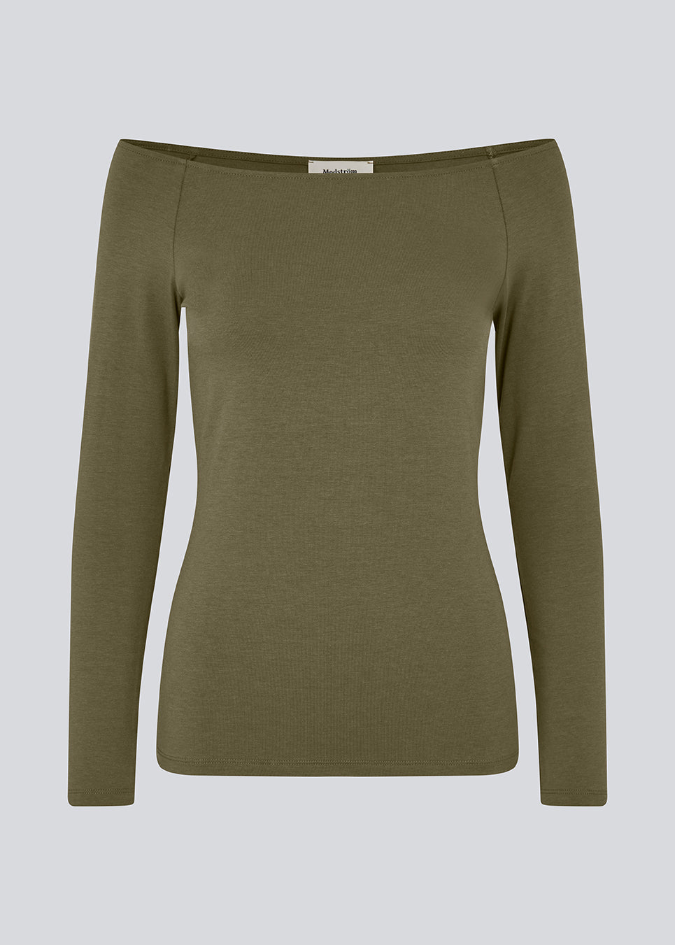 Tansy LS top i mørkegrøn har et enkelt udtryk med en bred halsudskæring og lange, smalle ærmer. Toppen har en tætsiddende pasform. Modellen er 173 cm og har en størrelse S/36 på.