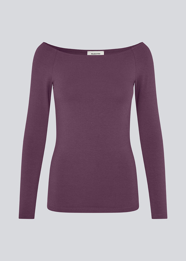 Tansy LS top har et enkelt udtryk med en bred halsudskæring og lange, smalle ærmer. Toppen har en tætsiddende pasform. Modellen er 173 cm og har en størrelse S/36 på.