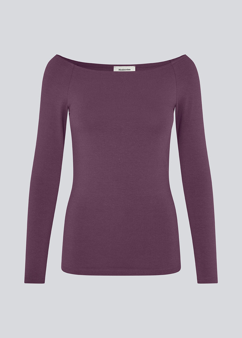 Tansy LS top har et enkelt udtryk med en bred halsudskæring og lange, smalle ærmer. Toppen har en tætsiddende pasform. Modellen er 173 cm og har en størrelse S/36 på.