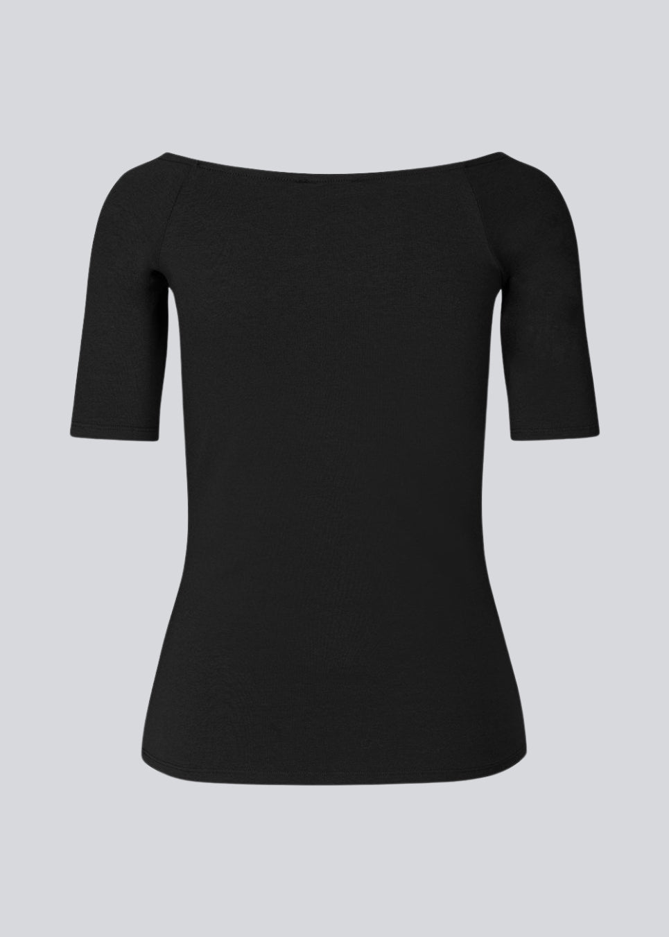Tansy top i farven sort har et enkelt udtryk med en bred udskæring både for og bag og har smalle ærmer. Toppen er en smal model, der sidder tæt uden at være stram.