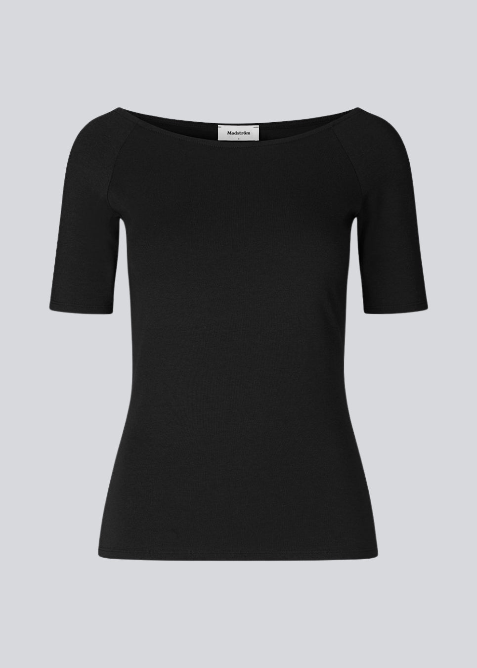 Tansy top i farven sort har et enkelt udtryk med en bred udskæring både for og bag og har smalle ærmer. Toppen er en smal model, der sidder tæt uden at være stram.