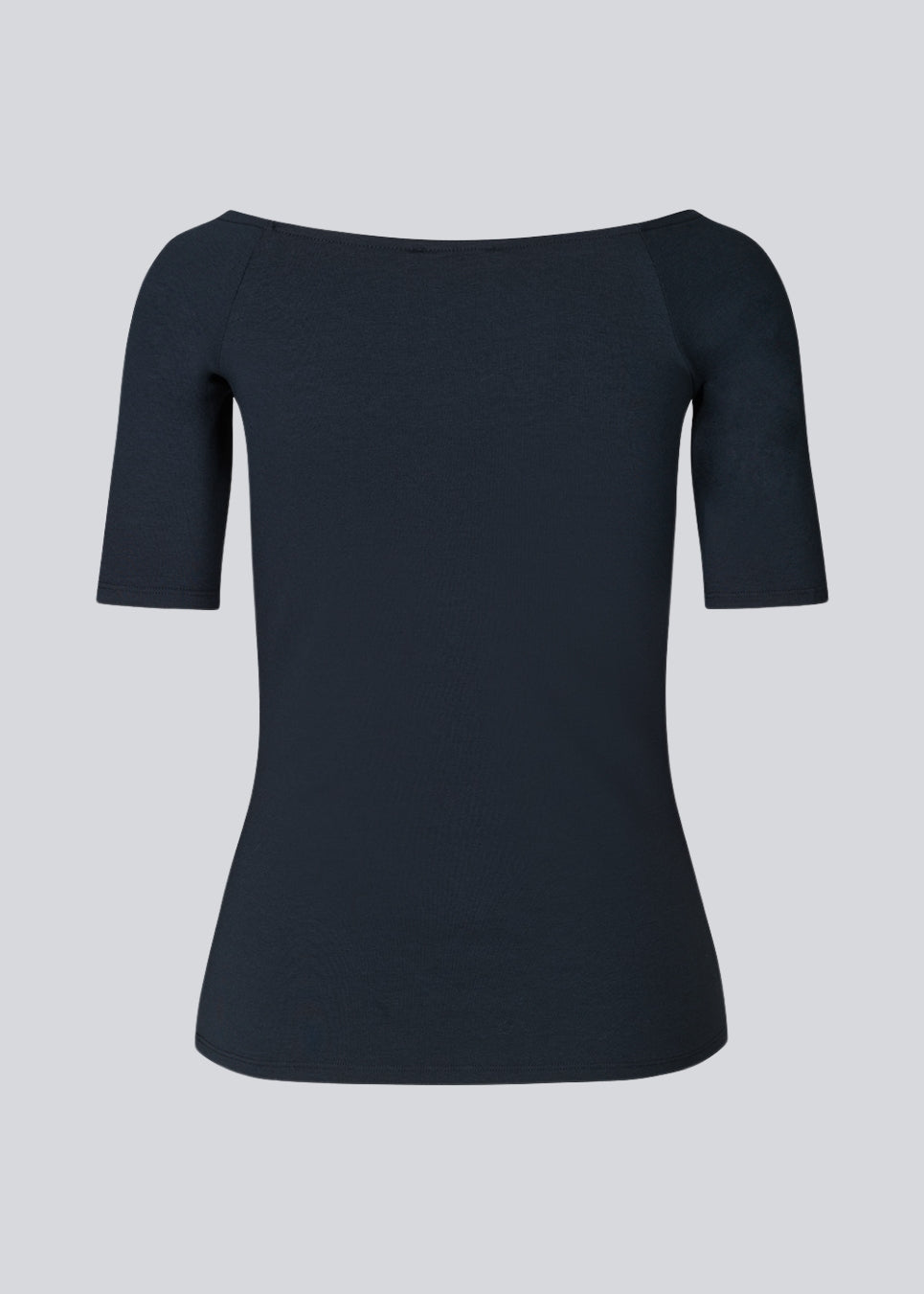 Tansy top i mørkeblå har et enkelt udtryk med en bred udskæring både for og bag og har smalle ærmer. Toppen er en smal model, der sidder tæt uden at være stram.
