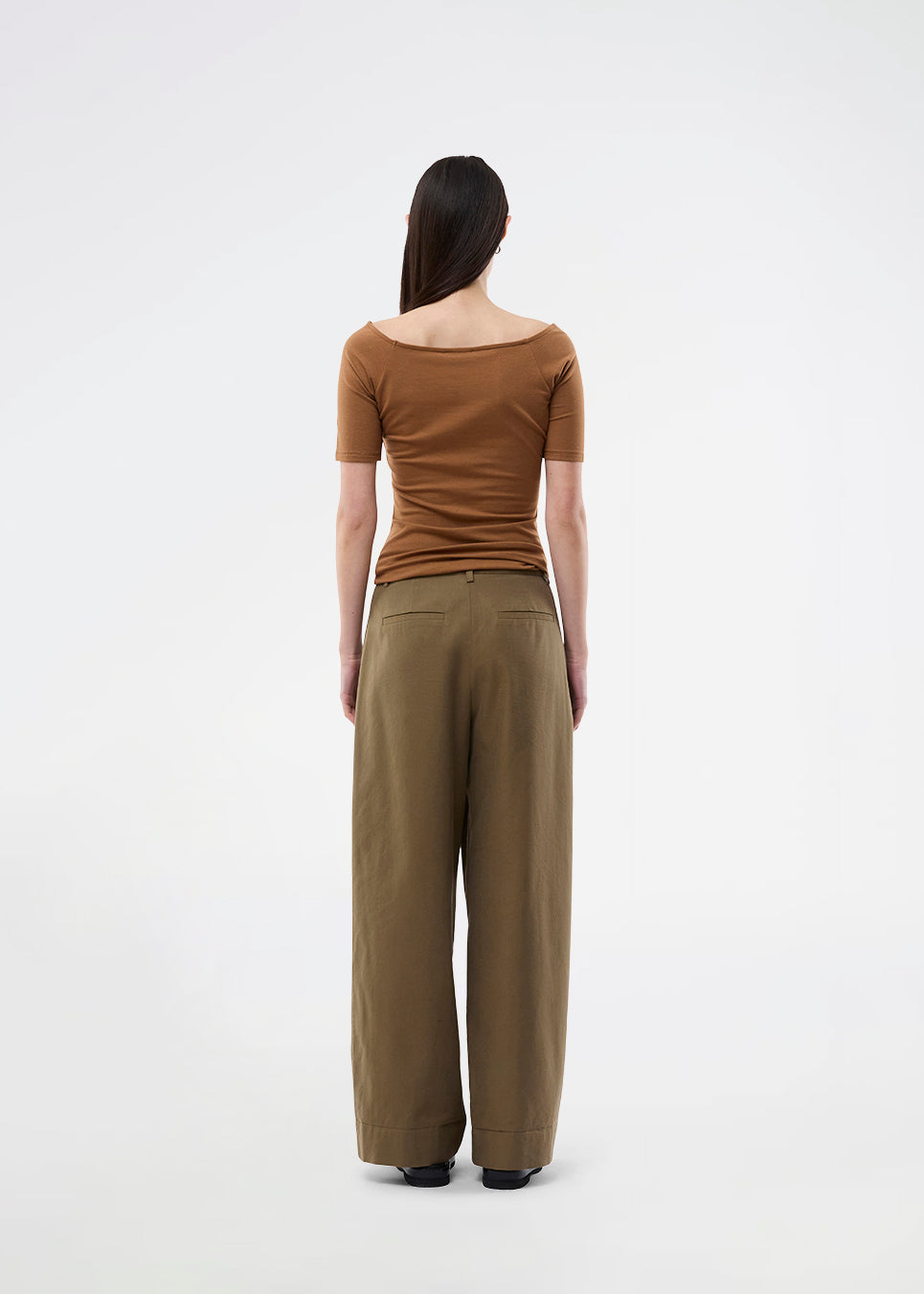 Tansy top har et enkelt udtryk med en bred udskæring både for og bag og har smalle ærmer. Toppen er en smal model, der sidder tæt uden at være stram.