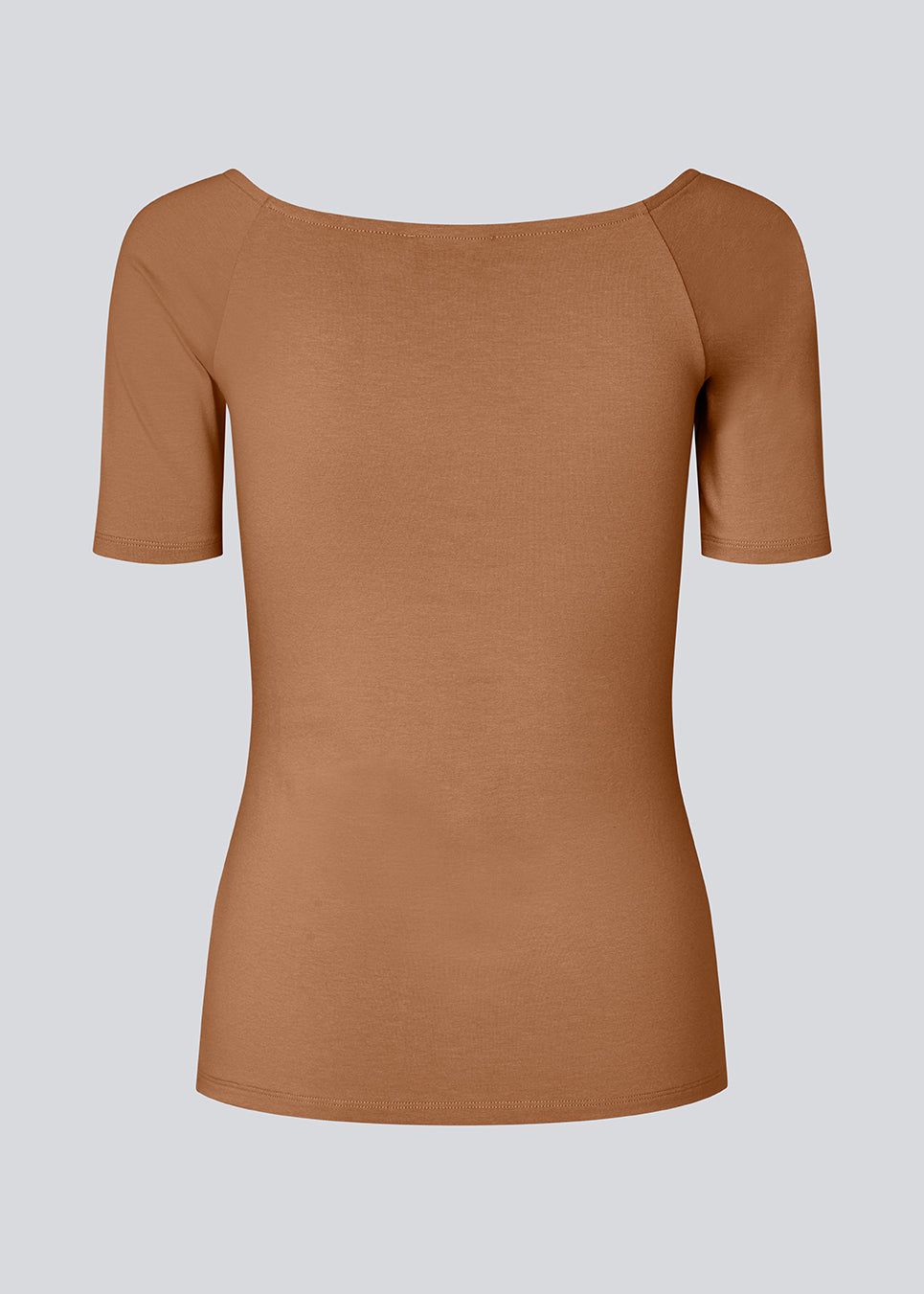 Tansy top har et enkelt udtryk med en bred udskæring både for og bag og har smalle ærmer. Toppen er en smal model, der sidder tæt uden at være stram.