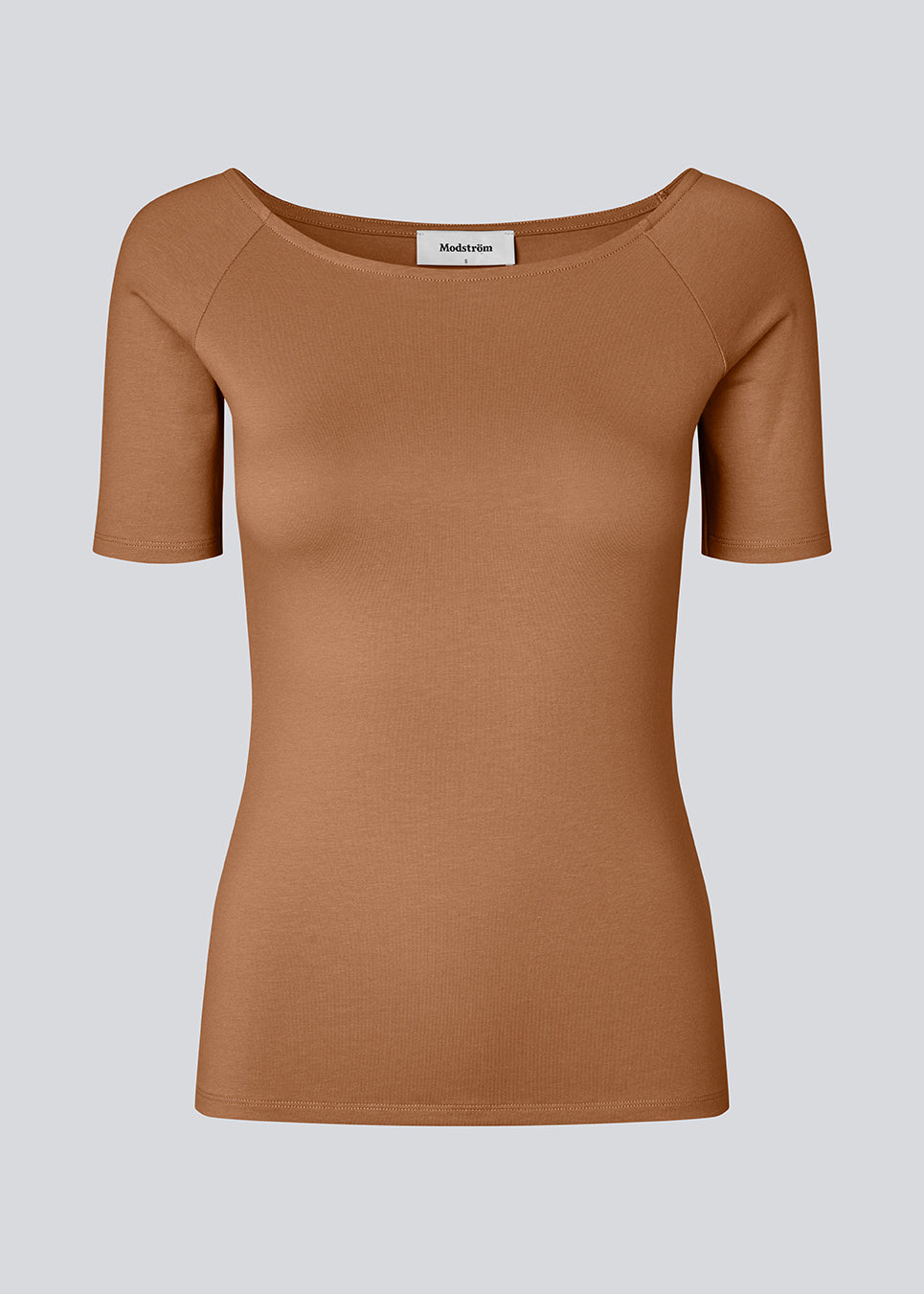 Tansy top har et enkelt udtryk med en bred udskæring både for og bag og har smalle ærmer. Toppen er en smal model, der sidder tæt uden at være stram.