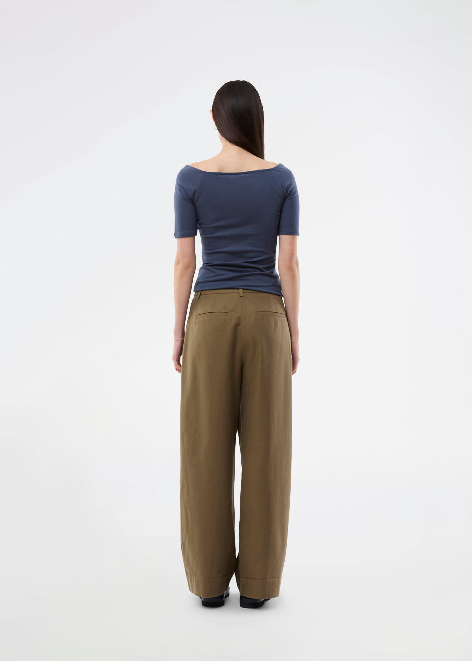 Tansy top har et enkelt udtryk med en bred udskæring både for og bag og har smalle ærmer. Toppen er en smal model, der sidder tæt uden at være stram. Modellen er 174 cm og har en størrelse S/36 på