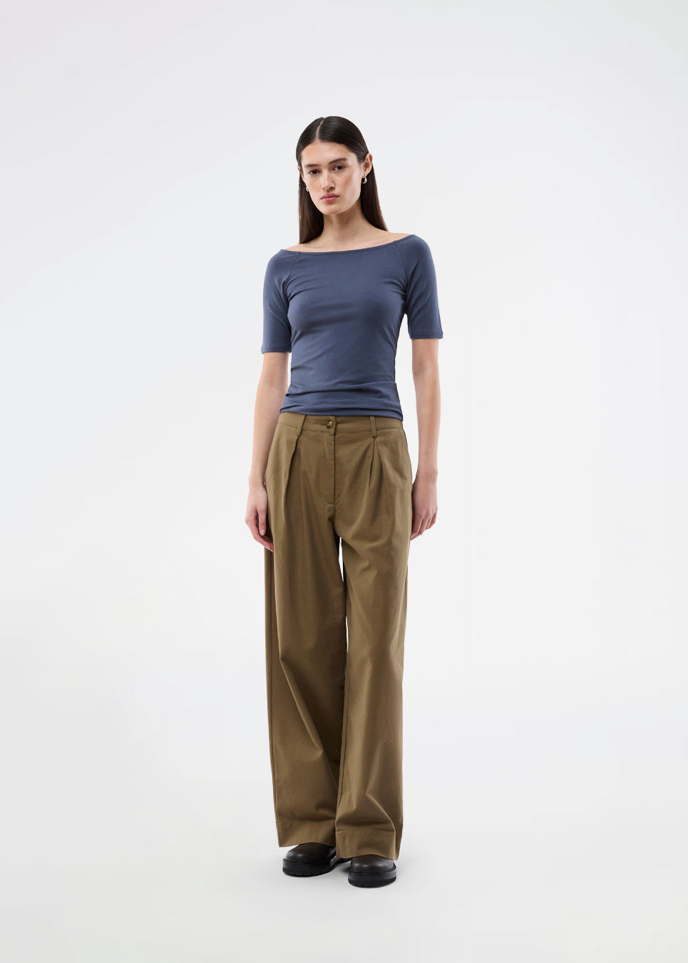 Tansy top har et enkelt udtryk med en bred udskæring både for og bag og har smalle ærmer. Toppen er en smal model, der sidder tæt uden at være stram. Modellen er 174 cm og har en størrelse S/36 på