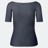 Tansy top har et enkelt udtryk med en bred udskæring både for og bag og har smalle ærmer. Toppen er en smal model, der sidder tæt uden at være stram. Modellen er 174 cm og har en størrelse S/36 på