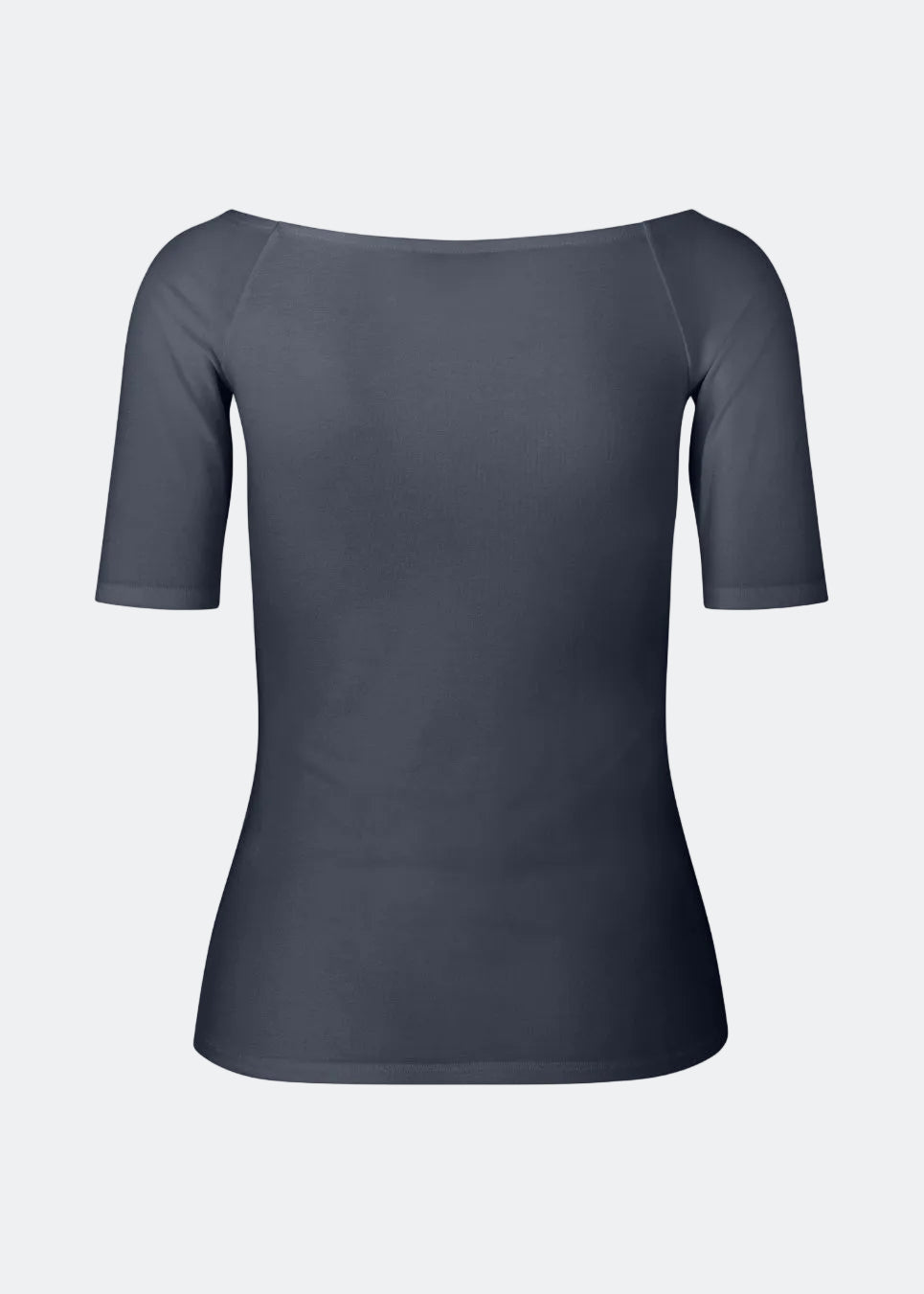 Tansy top har et enkelt udtryk med en bred udskæring både for og bag og har smalle ærmer. Toppen er en smal model, der sidder tæt uden at være stram. Modellen er 174 cm og har en størrelse S/36 på