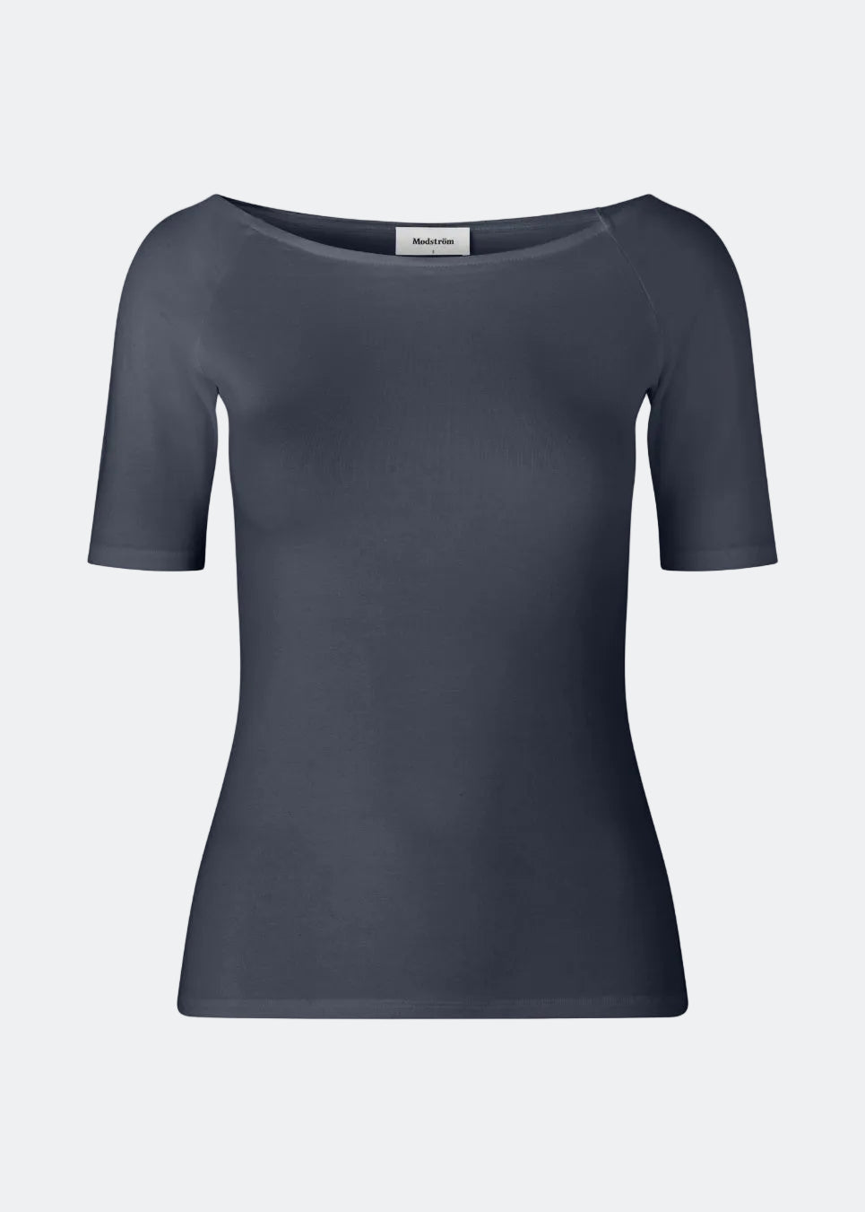 Tansy top har et enkelt udtryk med en bred udskæring både for og bag og har smalle ærmer. Toppen er en smal model, der sidder tæt uden at være stram. Modellen er 174 cm og har en størrelse S/36 på