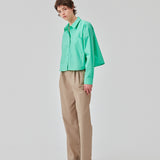 Skjorte i farven Calm Jade i økologisk bomuldspoplin med cropped længde. TapirMD cropped shirt har krave og knapper foran, samt brystlomme. Lav skuldersøm og lange ærmer med manchet og knap. Broderet logo foran. Modellen er 177 cm og har en størrelse S/36 på.