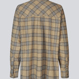 Klassisk oversize skjorte i flannel i beige. TappoMD shirt har en brystlomme knappe lukning fortil og manchet med knappelukning.