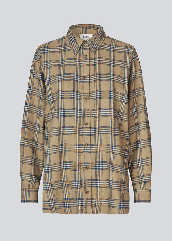 Klassisk oversize skjorte i flannel i beige. TappoMD shirt har en brystlomme knappe lukning fortil og manchet med knappelukning.