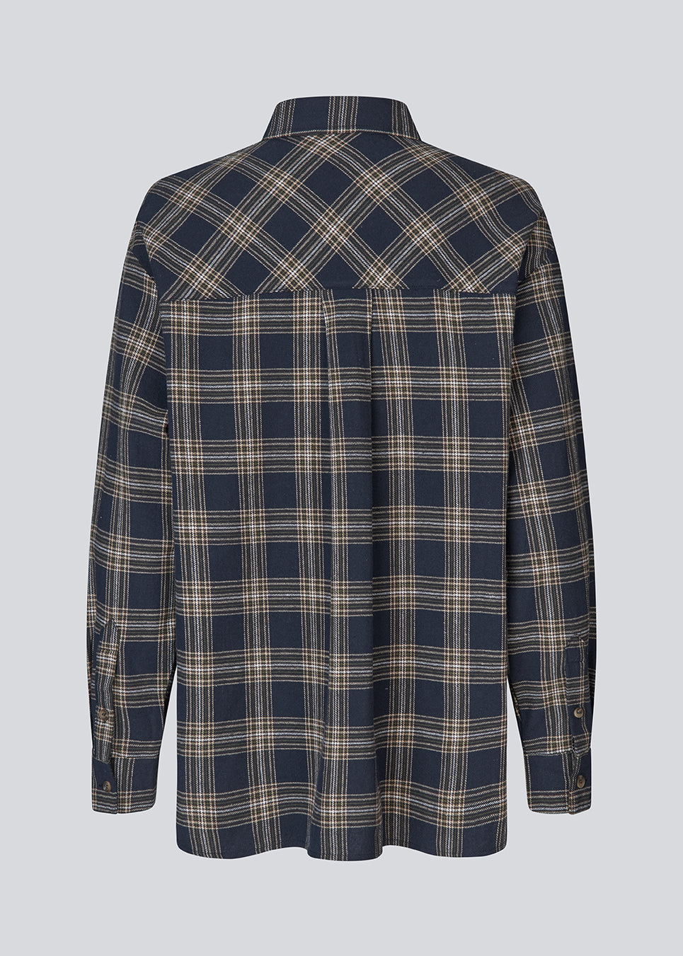 Klassisk oversize skjorte i flannel i mørkeblå tern. TappoMD shirt har en brystlomme knappe lukning fortil og manchet med knappelukning.