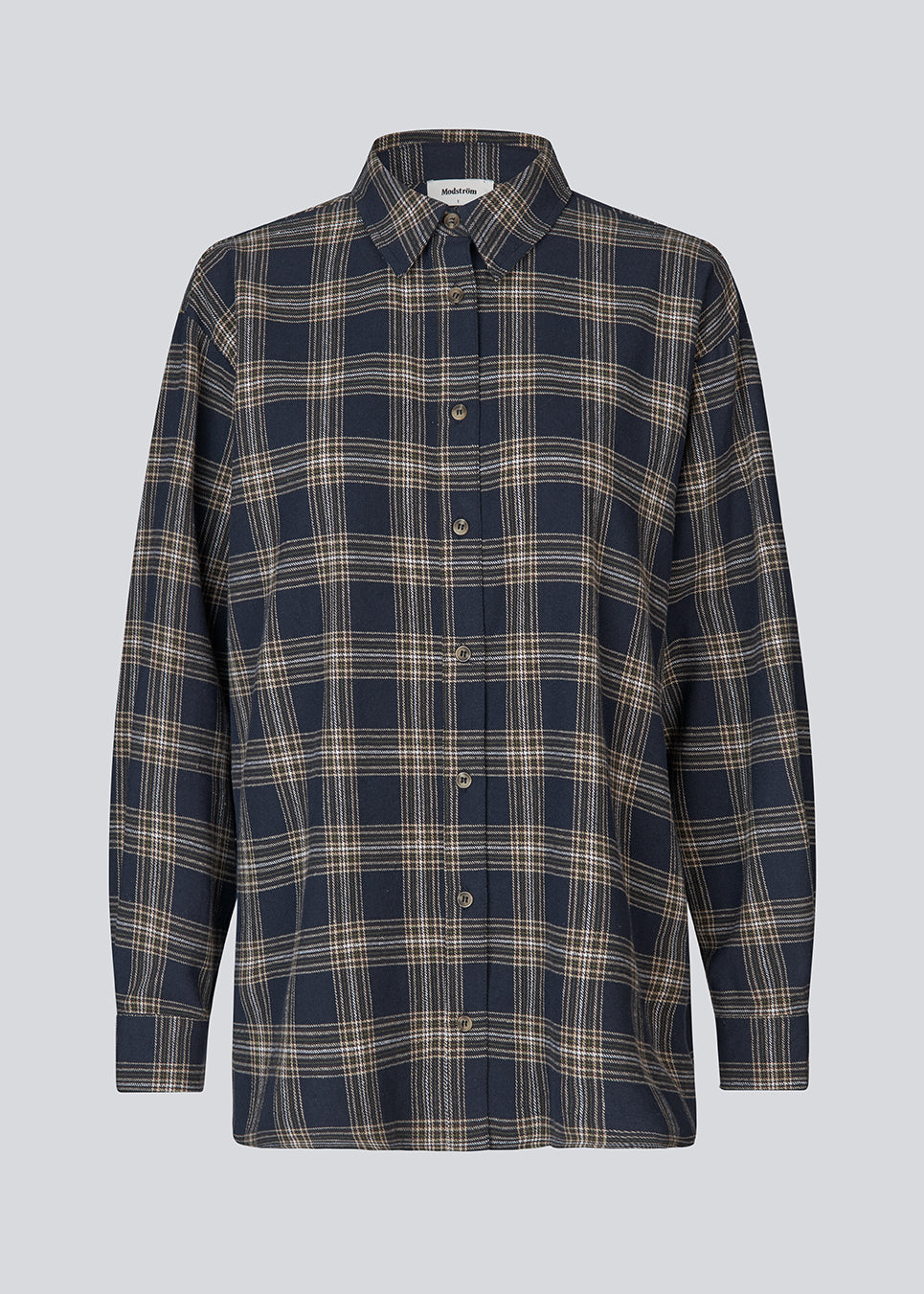 Klassisk oversize skjorte i flannel i mørkeblå tern. TappoMD shirt har en brystlomme knappe lukning fortil og manchet med knappelukning.