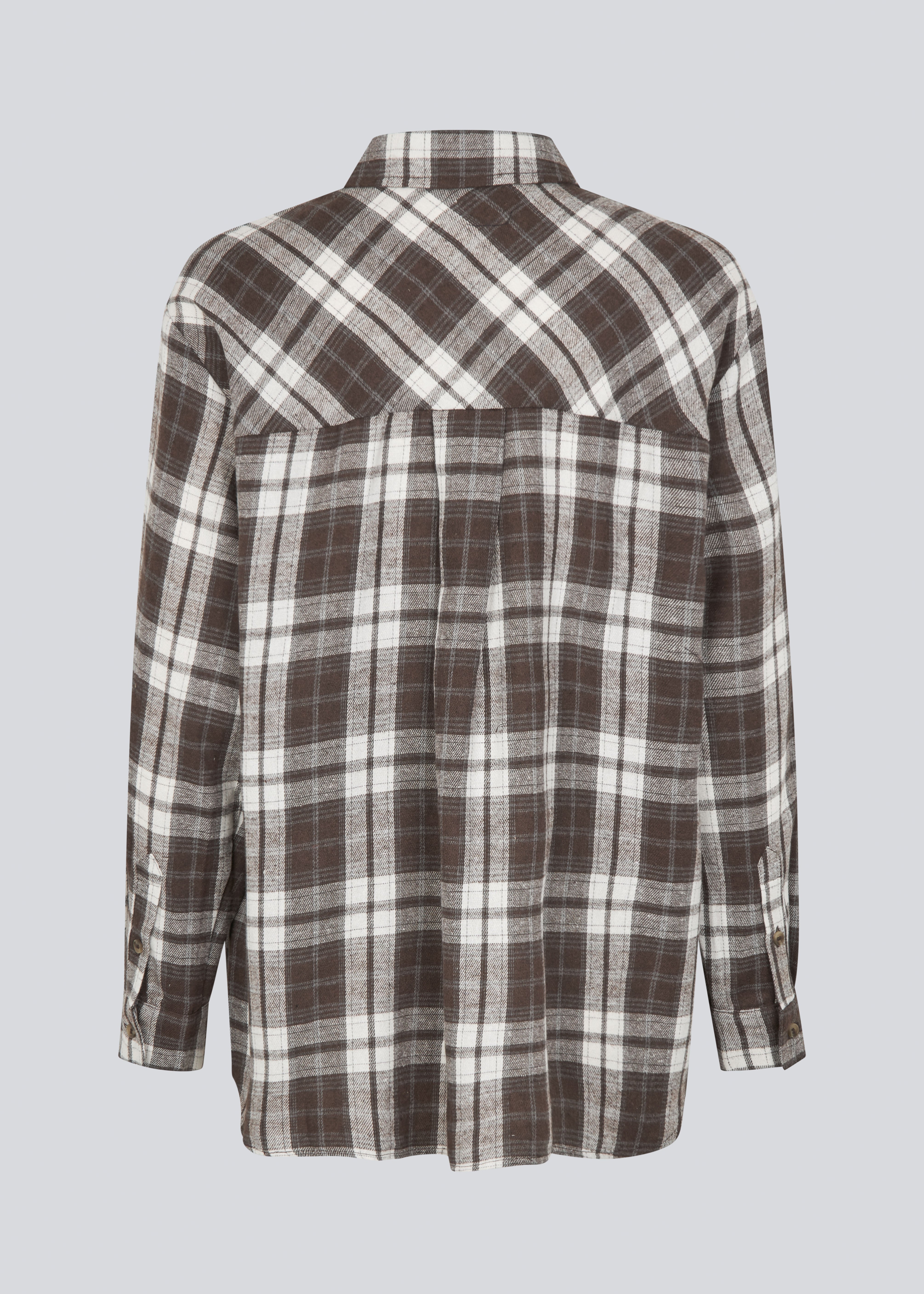Klassisk oversize skjorte i flannel i brune tern. TappoMD shirt har en brystlomme knappe lukning fortil og manchet med knappelukning.