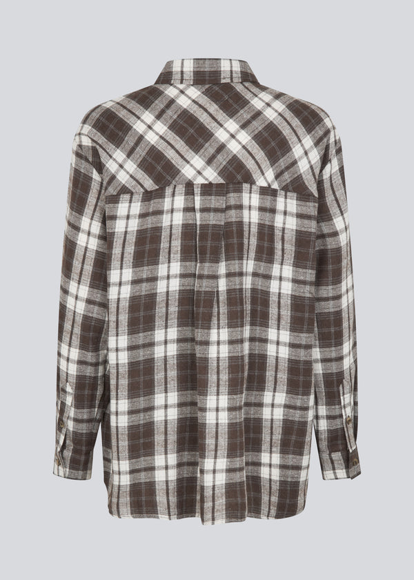 Klassisk oversize skjorte i flannel i brune tern. TappoMD shirt har en brystlomme knappe lukning fortil og manchet med knappelukning.
