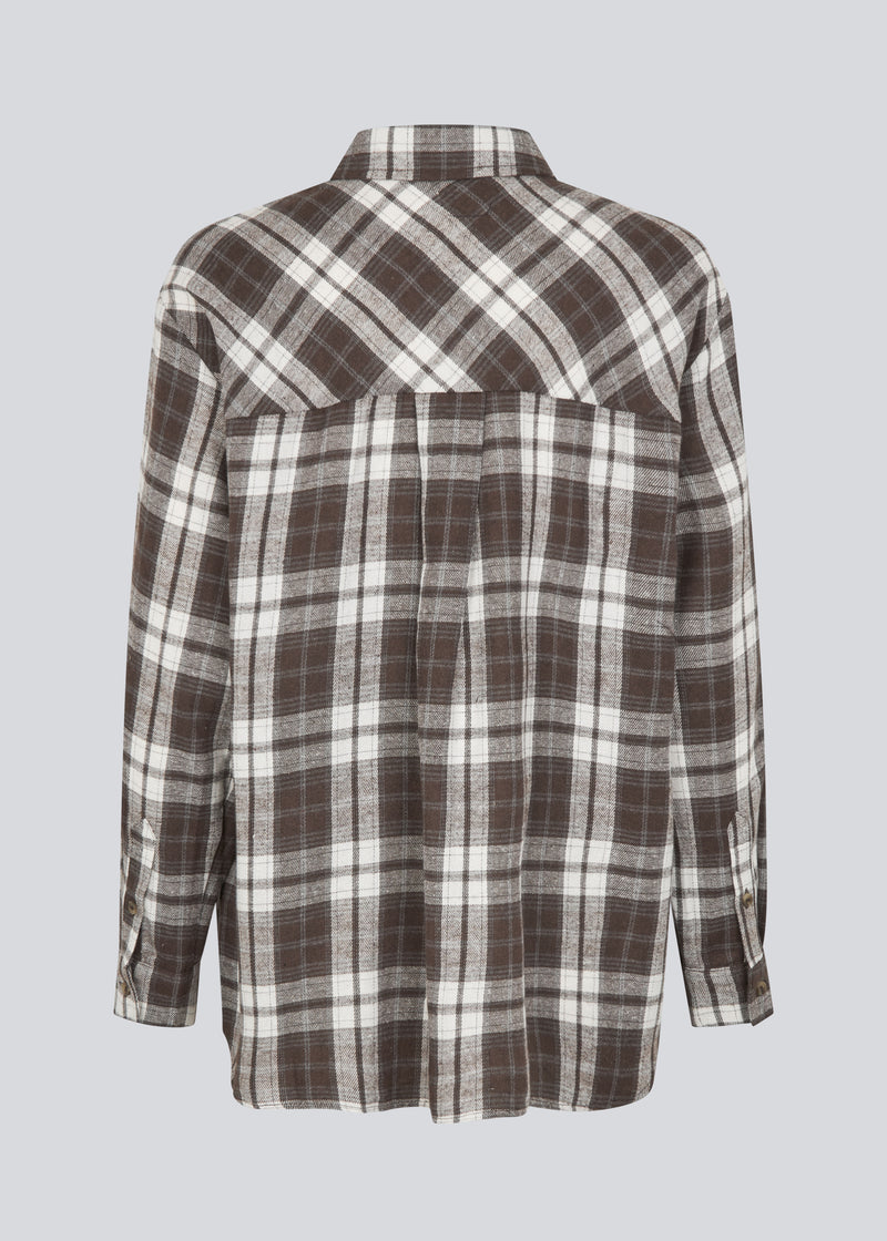Klassisk oversize skjorte i flannel i brune tern. TappoMD shirt har en brystlomme knappe lukning fortil og manchet med knappelukning.