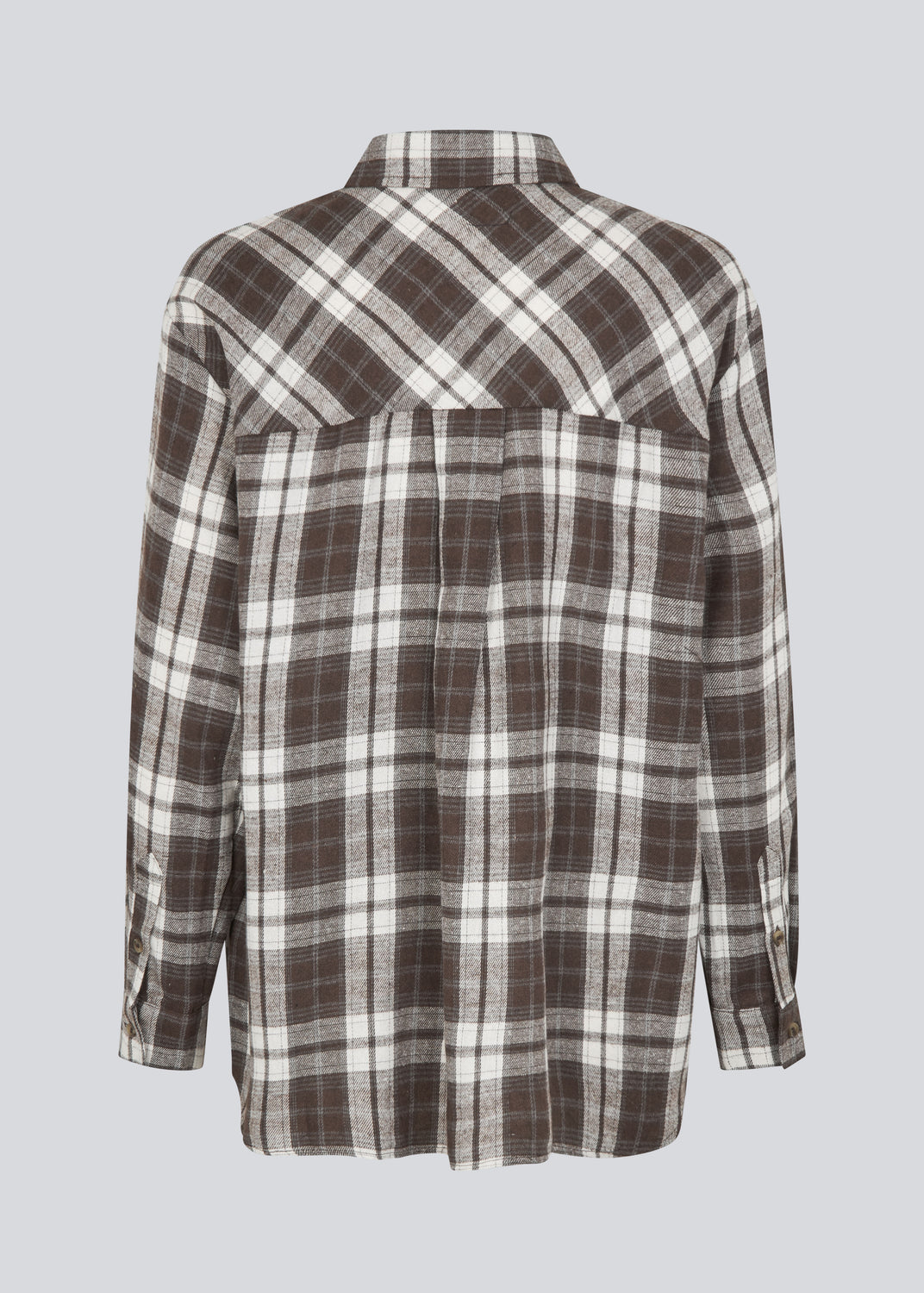 Klassisk oversize skjorte i flannel i brune tern. TappoMD shirt har en brystlomme knappe lukning fortil og manchet med knappelukning.