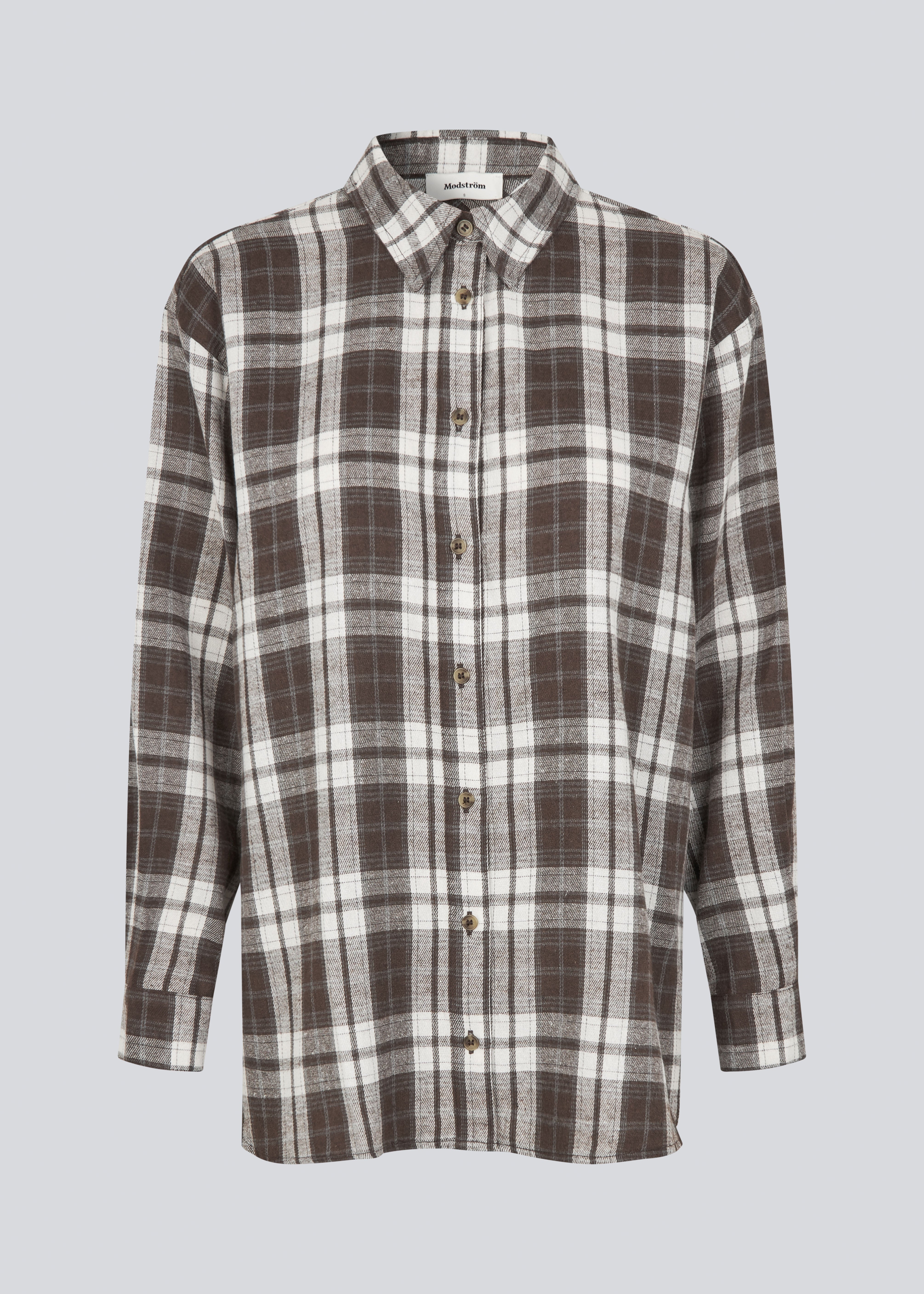 Klassisk oversize skjorte i flannel i brune tern. TappoMD shirt har en brystlomme knappe lukning fortil og manchet med knappelukning.