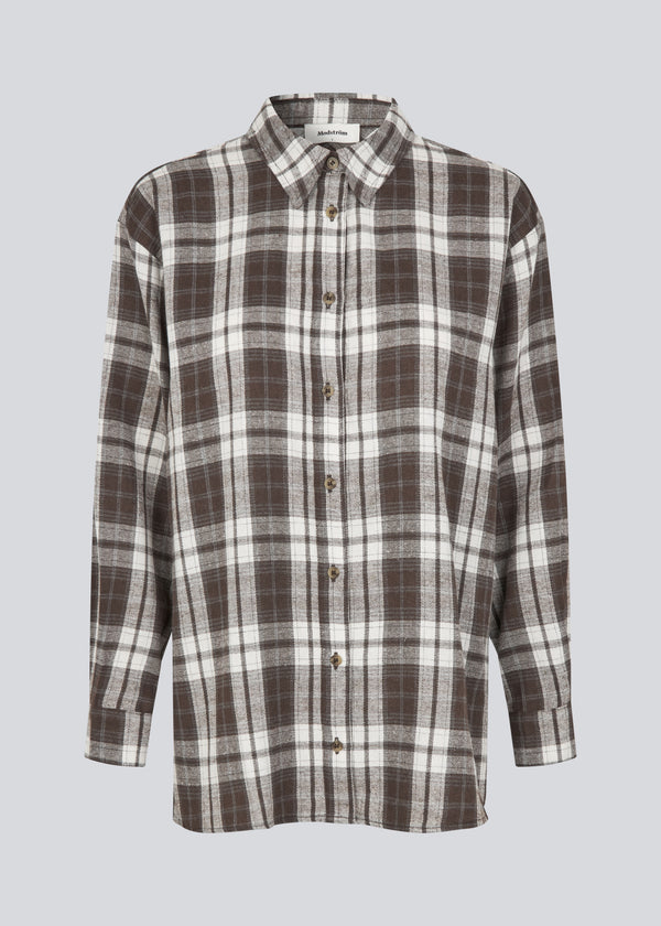 Klassisk oversize skjorte i flannel i brune tern. TappoMD shirt har en brystlomme knappe lukning fortil og manchet med knappelukning.