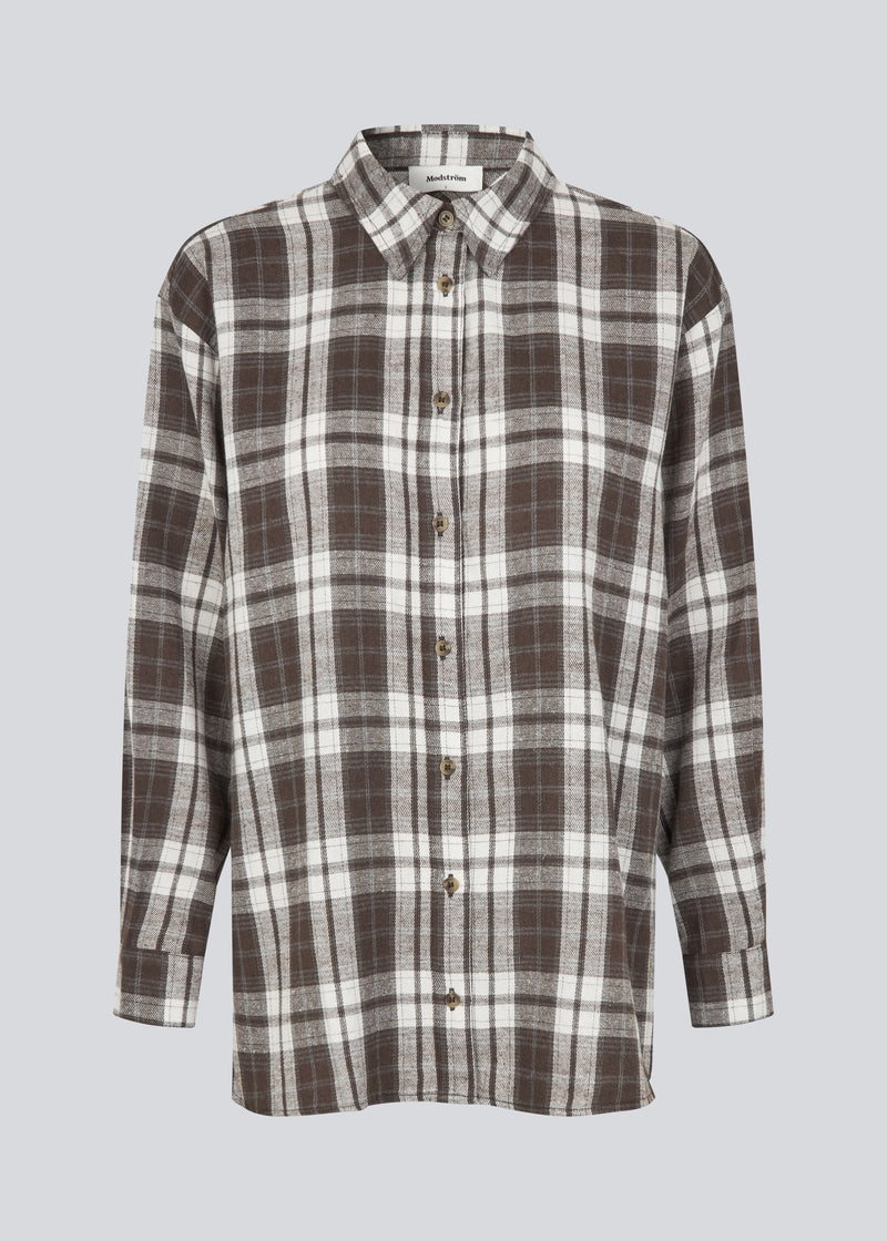 Klassisk oversize skjorte i flannel i brune tern. TappoMD shirt har en brystlomme knappe lukning fortil og manchet med knappelukning.