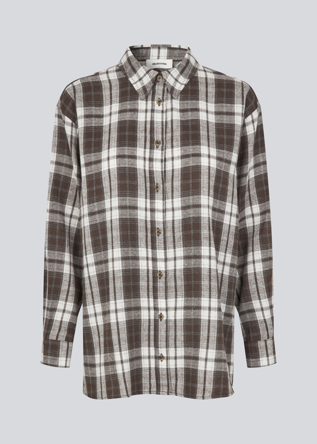 Klassisk oversize skjorte i flannel i brune tern. TappoMD shirt har en brystlomme knappe lukning fortil og manchet med knappelukning.