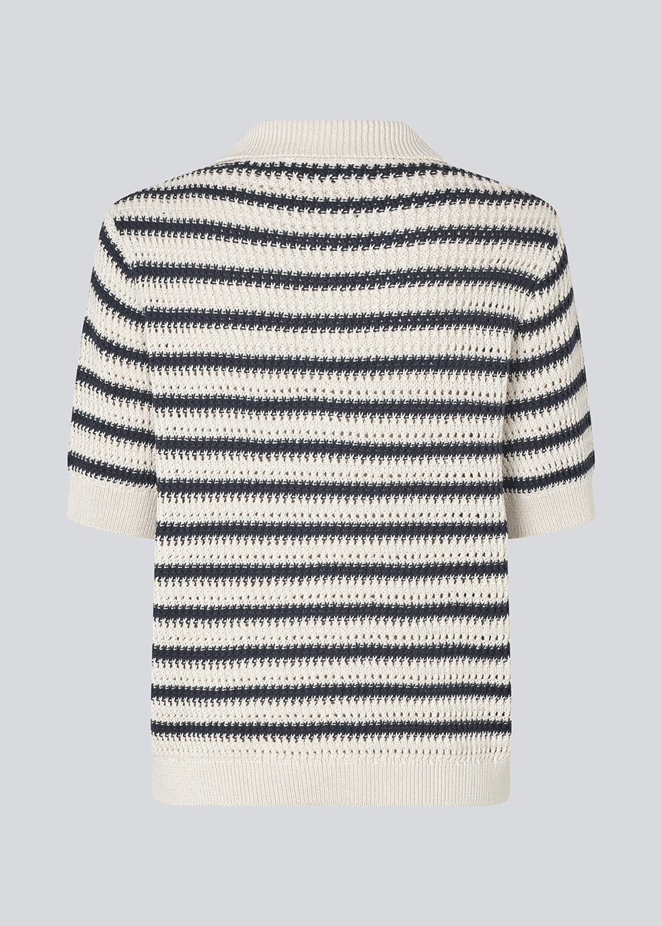 Strikket polo med korte ærmer i 100% økologisk bomuld. ToniaMD SS polo har en stolpe lukning med 3 guld knapper i metal.