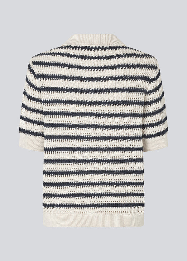 Strikket polo med korte ærmer i 100% økologisk bomuld. ToniaMD SS polo har en stolpe lukning med 3 guld knapper i metal.