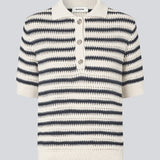 Strikket polo med korte ærmer i 100% økologisk bomuld. ToniaMD SS polo har en stolpe lukning med 3 guld knapper i metal.