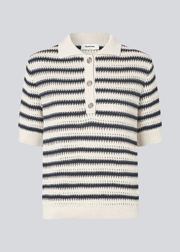 Strikket polo med korte ærmer i 100% økologisk bomuld. ToniaMD SS polo har en stolpe lukning med 3 guld knapper i metal.