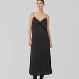Lang satin kjole med blødt draperet fald. TenjaMD dress har smalle stropper og blondedetalje fortil.