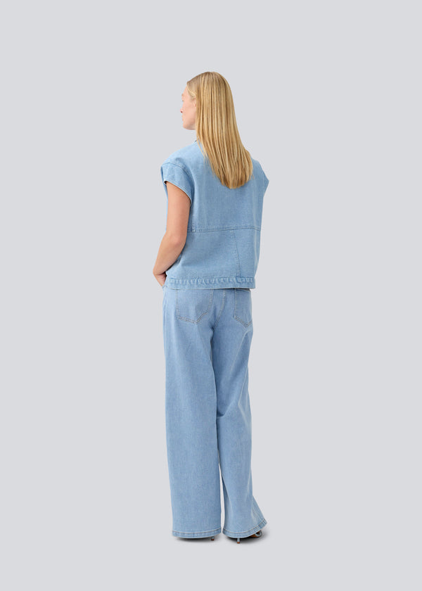 Vest med løs pasform og lav skuldersøm i denim. TenorMD vest har to lommer fortil, skjortekrave og en knappelukning fortil. 