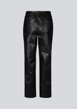 Bukser i sort, blødt imiteret skind med krokodillemønster. TerriMD pants har lige, vidde ben med en mellemhøj talje i et klassisk design med fem lommer.
