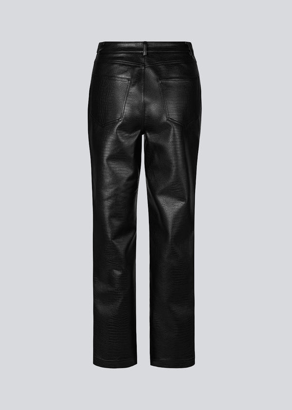 Bukser i sort, blødt imiteret skind med krokodillemønster. TerriMD pants har lige, vidde ben med en mellemhøj talje i et klassisk design med fem lommer.