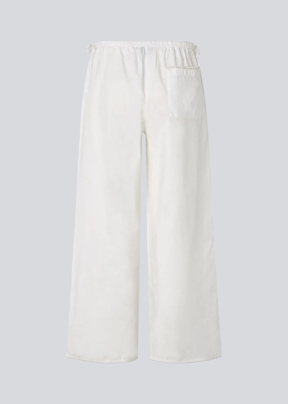 Lette bukser i en blød bomuldskvalitet. Tessamd pants har vide ben, elastisk talje med justerbare bindebånd i siderne samt et enkelt og afslappet udtryk. Et komfortabelt og alsidigt valg, der kombinerer minimalistisk design med et moderne fit.