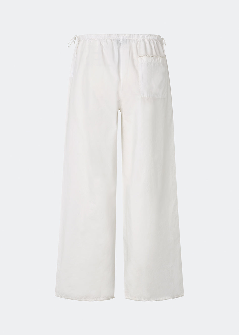 Lette bukser i en blød bomuldskvalitet. Tessamd pants har vide ben, elastisk talje med justerbare bindebånd i siderne samt et enkelt og afslappet udtryk. Et komfortabelt og alsidigt valg, der kombinerer minimalistisk design med et moderne fit.