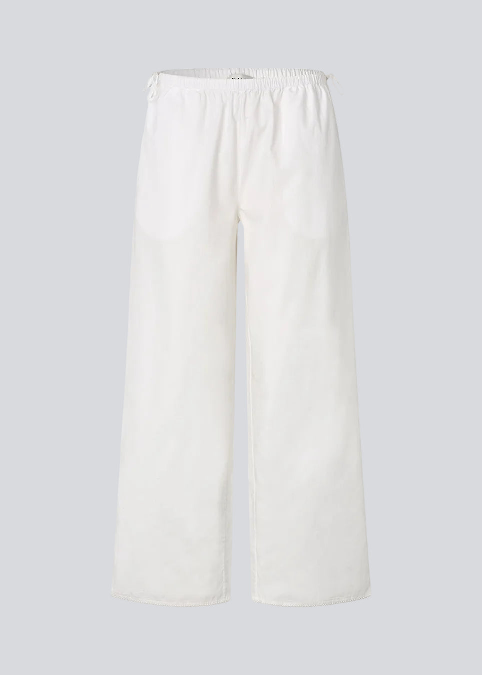 Lette bukser i en blød bomuldskvalitet. Tessamd pants har vide ben, elastisk talje med justerbare bindebånd i siderne samt et enkelt og afslappet udtryk. Et komfortabelt og alsidigt valg, der kombinerer minimalistisk design med et moderne fit.