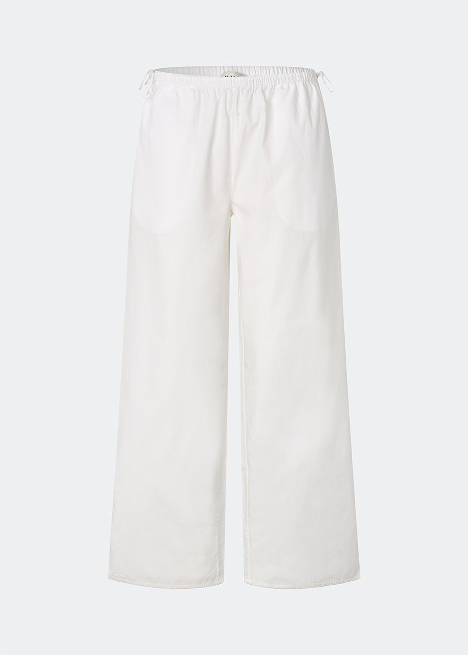 Lette bukser i en blød bomuldskvalitet. Tessamd pants har vide ben, elastisk talje med justerbare bindebånd i siderne samt et enkelt og afslappet udtryk. Et komfortabelt og alsidigt valg, der kombinerer minimalistisk design med et moderne fit.