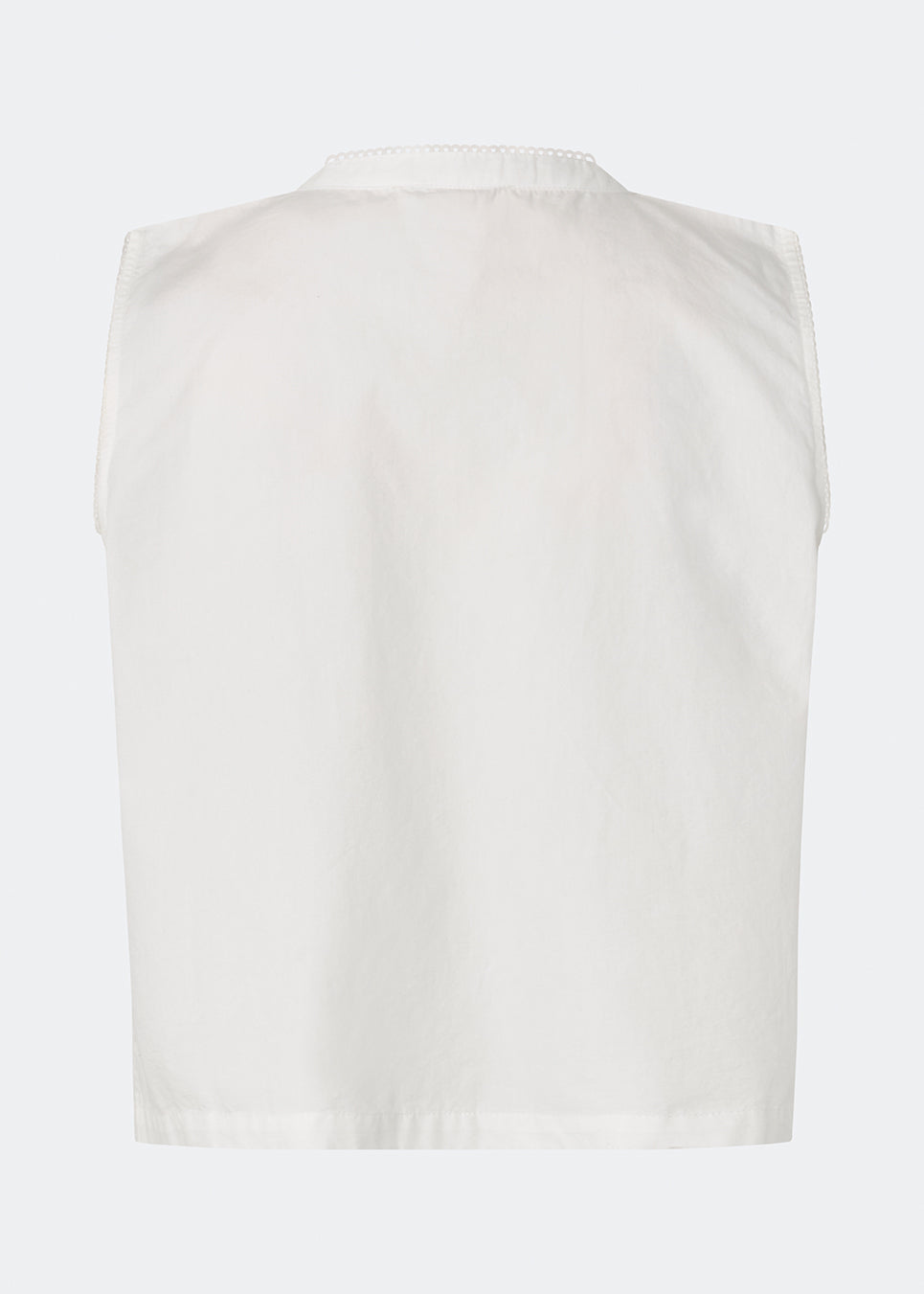 Ærmeløs top i en blød bomuldskvalitet. Tessamd top har bindelukning foran, fine kantdetaljer og en enkel, afslappet silhuet. Et let og alsidigt design, der kombinerer feminine detaljer med et moderne, minimalistisk udtryk.